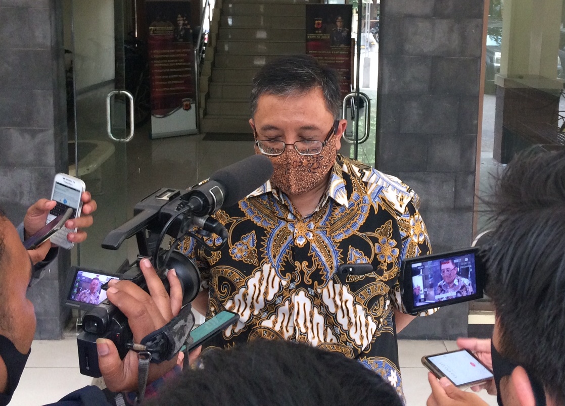 Anggota DPRD Jabar, Haru Suandharu memberikan pernyataan kepada awak media usai diperiksa KPK, di Markas Sat Sabhara Polrestabes Bandung, Selasa (2/9/2020). (Foto: Avila Dwi Putra/dara.co.id)