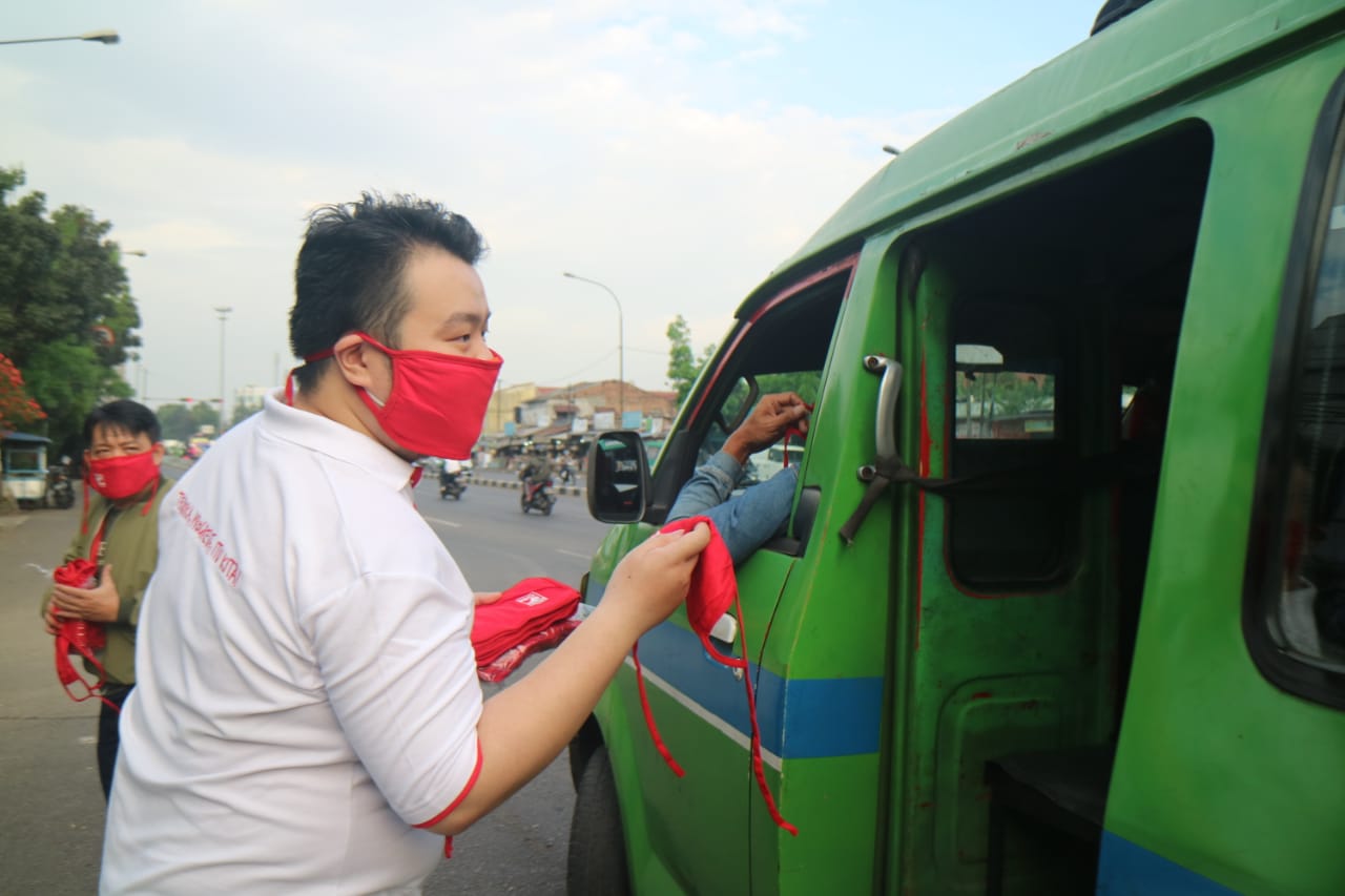 Anggota DPRD Kota Bandung dari PSI, Christian Julianto, membagikan masker untuk masyarakat Kota Bandung, Jawa Barat, Rabu (2/9/2020). (Foto: Avila Dwi Putra/dara.co.id)