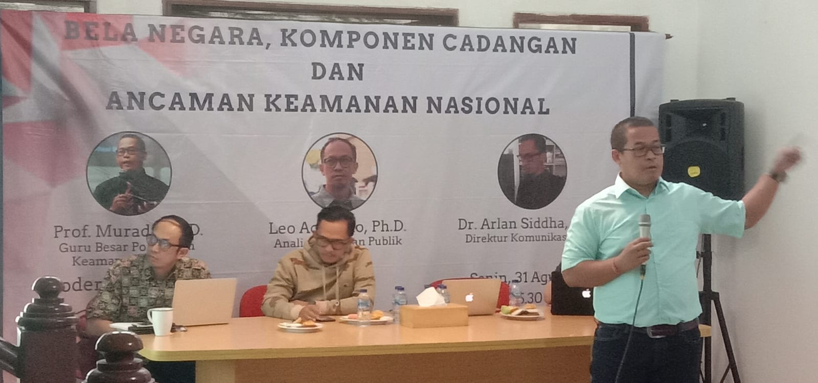 Guru Besar Politik dan Keamanan Universitas Padjadjaran, Muradi, saat webinar Bela Negara, Komponen Cadangan, dan Ancaman Keamanan Nasional, Senin (31/8/2020). (Foto: Avila/dara.co.id)