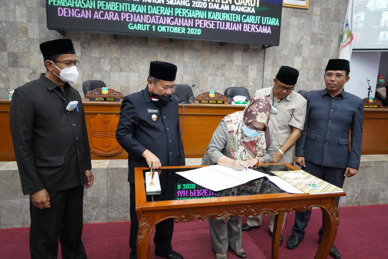 Bupati Garut dan Wakil Bupati bersama jajaran DPRD serta perwakilan PM Gatra menghadiri Rapat Paripurna DPRD Kabupaten Garut Masa Sidang lll Tahun Sidang 2020, di Ruang Rapat Paripurna DPRD Garut, Jalan patriot, Kabupaten Garut (Foto: Andre/dara.co.id)