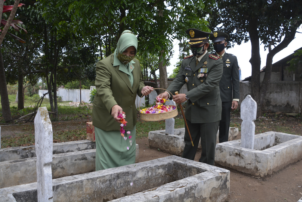 Danrem 062/Tarumanagara ziarah ke TMP Tenjolaya Garut (Foto: Andre/dara.co.id)