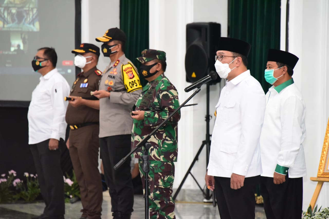 Ridwan Kamil saat mengukuhkan Komite Kebijakan Penanganan Coronavirus Disease (COVID-19) dan Pemulihan Ekonomi Daerah Provinsi Jawa Barat (Foto: Humas Pemprov Jabar) 