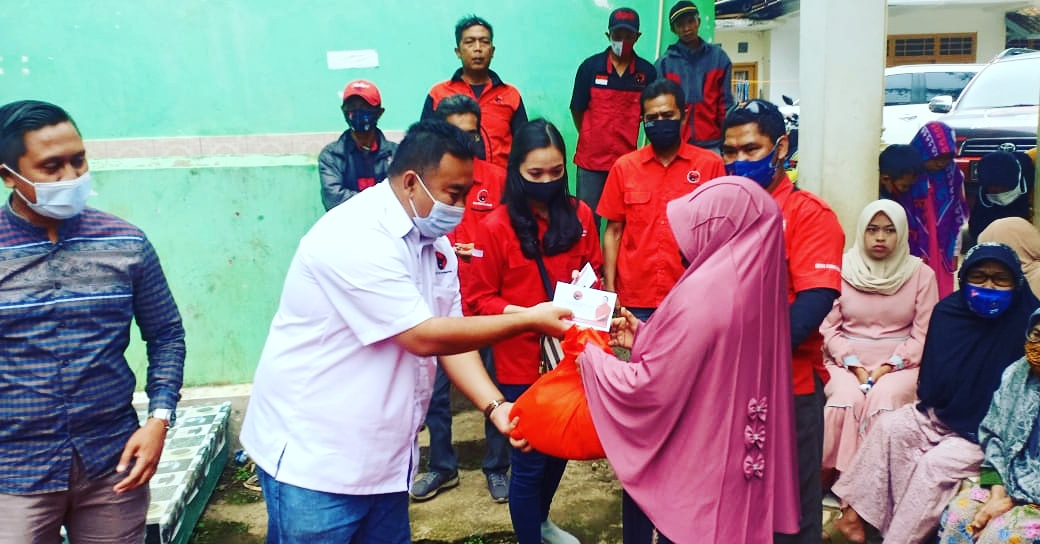 DPC PDI-Perjungan Kabupaten Garut memberikan bantuan sebanyak 100 sak semen untuk pembangunan Madrasah Ibtidaitayah (MI) Al-Baroqah di Kampung Cimanglid, Desa Padamulya, Kecamatan Pasirwangi, Kabupaten Garut, Jumat (9/10/2020). (Foto: Andre/dara.co.id)