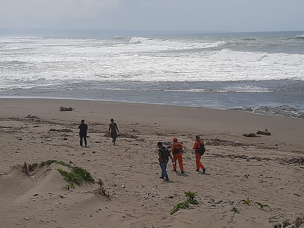 Tim SAR melakukan pencarian dua nelayan yang hilang kontak di Perairan Sayang Heulang, Kecamatan Pameungpeuk, Kabupaten Garut, Rabu (14/10/2020) (Foto: Andre/dara.co.id)