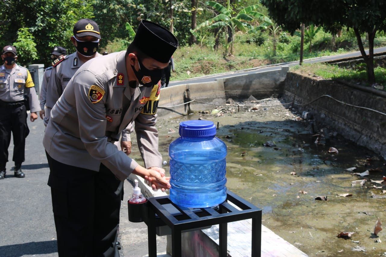 Kapolres Majalengka mencuci tangan