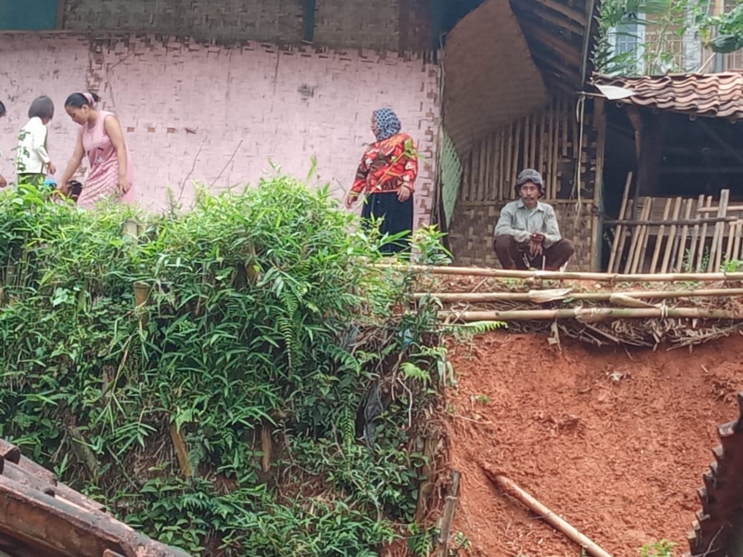 Sejumlah rumah warga di Kampung Cicalengka RT 03 RW 01 Desa Cicadas, Kecamatan Rongga, Kabupaten Bandung Barat (KBB), mengalami pergeseran tanah, Selasa (20/10/2020). (Foto : heni/dara.co.id)