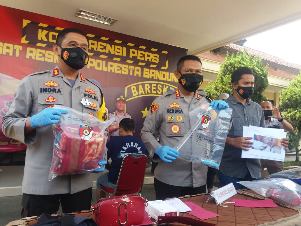 Kapolresta Bandung, Kombes Pol Hendra Kurniawan memperlihatkan barang bukti pembunuhan ibu hamil di Desa Satu, Kecamatan Soreang, Kabupaten Bandung, Jawa Barat di Mapolresta Bandung, Soreang, Jumat (23/10/2020).(Foto : vera/dara.co.id)