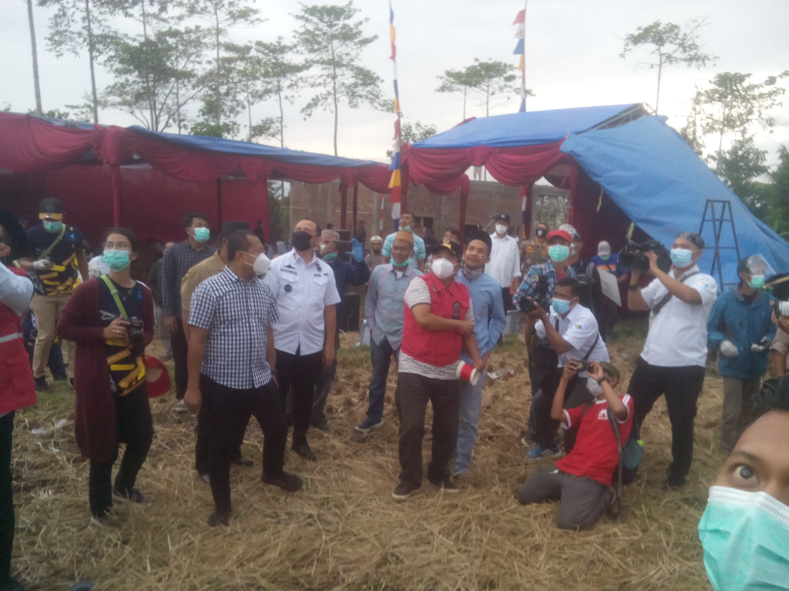 Wakil Gubernur Jawa Barat, Uu Ruzhanul Ulum, bersama Wakil Bupati Garut, Helmi Budiman, General Manager PT PLN Unit Transmisi Jawa Bagian Tengah, Sumaryadi menunjukan kawat yang dipakai bermain layangan di Kelurahan Sukajaya, Kecamatan Tarogong Kidul, Kabupaten Garut (Foto: Andre/dara.co.id)