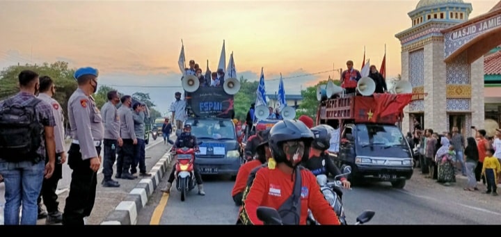 Ribuan buruh dari Aliansi Buruh Subang Bersatu (ABSB) konvoi dari titik kumpul jalan raya pantura Desa Sukamandi Kecamatan ciasem Kabupaten Subang, Jawa Barat.

Dari situ ribuan buruh berangkat menuju arah Cirebon menyusur sepanjang jalan raya pantura sambil berorasi menyampaikan tuntutannya, Selasa kemarin (6/10/2020).

Sementara itu, pengamanan dilakukan jajaran kepolisian. Dipimpin Kapolres Subang AKBP Aries Kurniawan Widiyanto, SH, melibatkan, Waka Polres Subang, PJU dan Perwira Polres Subang, Danramil Ciasem, Personel Polres Subang dan Polsek Jajaran yang terlibat Sprin, Personel Bhabinsa Koramil Ciasem dan Pamanukan, sebanyak 643 personil.(Foto: Yudi/dara.co.id)