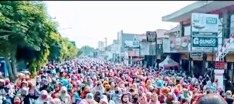 Jalan Otista Wesel Subang arah jalan menuju Pemkab dan DPRD Dubang lumpuh total (Foto: Deny Suhendar/dara.co.id)
