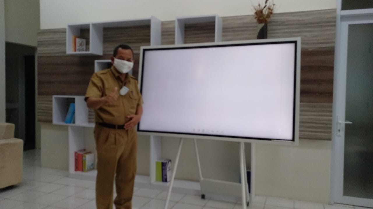 Kepala Dinas Pendidikan (Kadisdik) Kabupaten Garut, Totong, S.Pd, M.Si, menunjukan media (layar) yang digunakan guru melakukan pembelajaran jarak jauh melalui siaran TV lokal di Aula Disdik Garut, Jalan Pembangunan, Kabupaten Garut (Foto: Andre/dara.co.id)