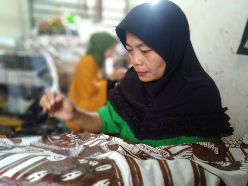 Pengrajin Batik Tulis Garutan menyelesaikan batik pesanan, di Rumah Batik Pudini, Jalan Gunung Kasur, Kelurahan Kota Kulon, Kecamatan Garut Kota, Kabupaten Garut, Jum'at (2/10/2020).(andre/dara.co.id)
