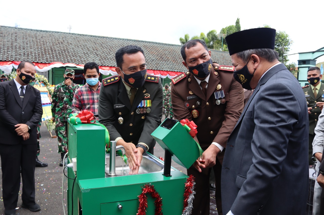 Dandim 0611, Letkol Czi. Dr. Deni Iskandar,,Bupati Garut, Rudy Gunawan, dam Kajari Garut, Sugeng hariadi, mencoba Mesin Cuci Automatic Touchless NN-0611 di halaman Makodim Garut, Jalan Veteran, Kecamatan Garut Kota, Kabupaten Garut (Foto: Andre/dara.co.id)