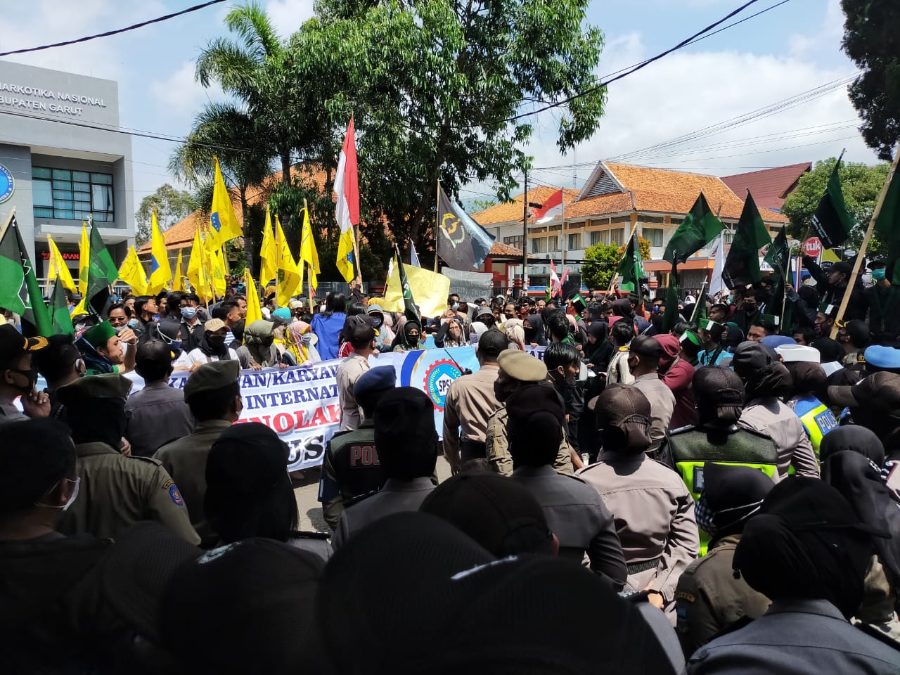 IlustrasiMassa pengunjuk rasa di depan Gedung DPRD Garut, Jalan Patriot, Kabupaten Garut, Kamis (8/10/2020) (Foto: Andre/dara.co.id)