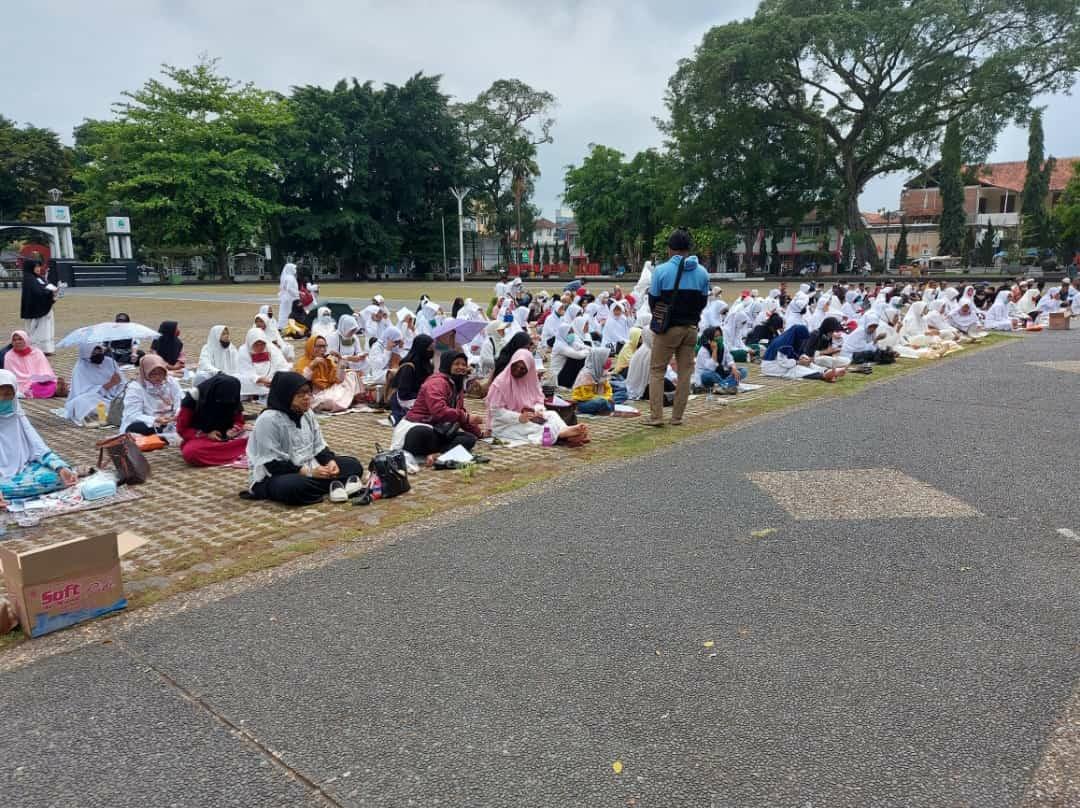 Ratusan warga saat mengikuti kegiatan dzikir dan shalawat di Alun-alun Garut, Jalan Ahmad yani, Kecamatan Garut Kota, Kabupaten Garut, Sabtu (10/10/2020). (Foto: Andre/dara.co.id)