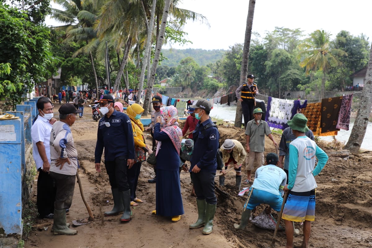 Wakil Bupati Garut, Helmi Budiman, saat meninjau korban terdampak banjir bandang di Kecamatan Pameungpeuk, Kabupaten Garut (Foto: Andre/dara.co.id)
