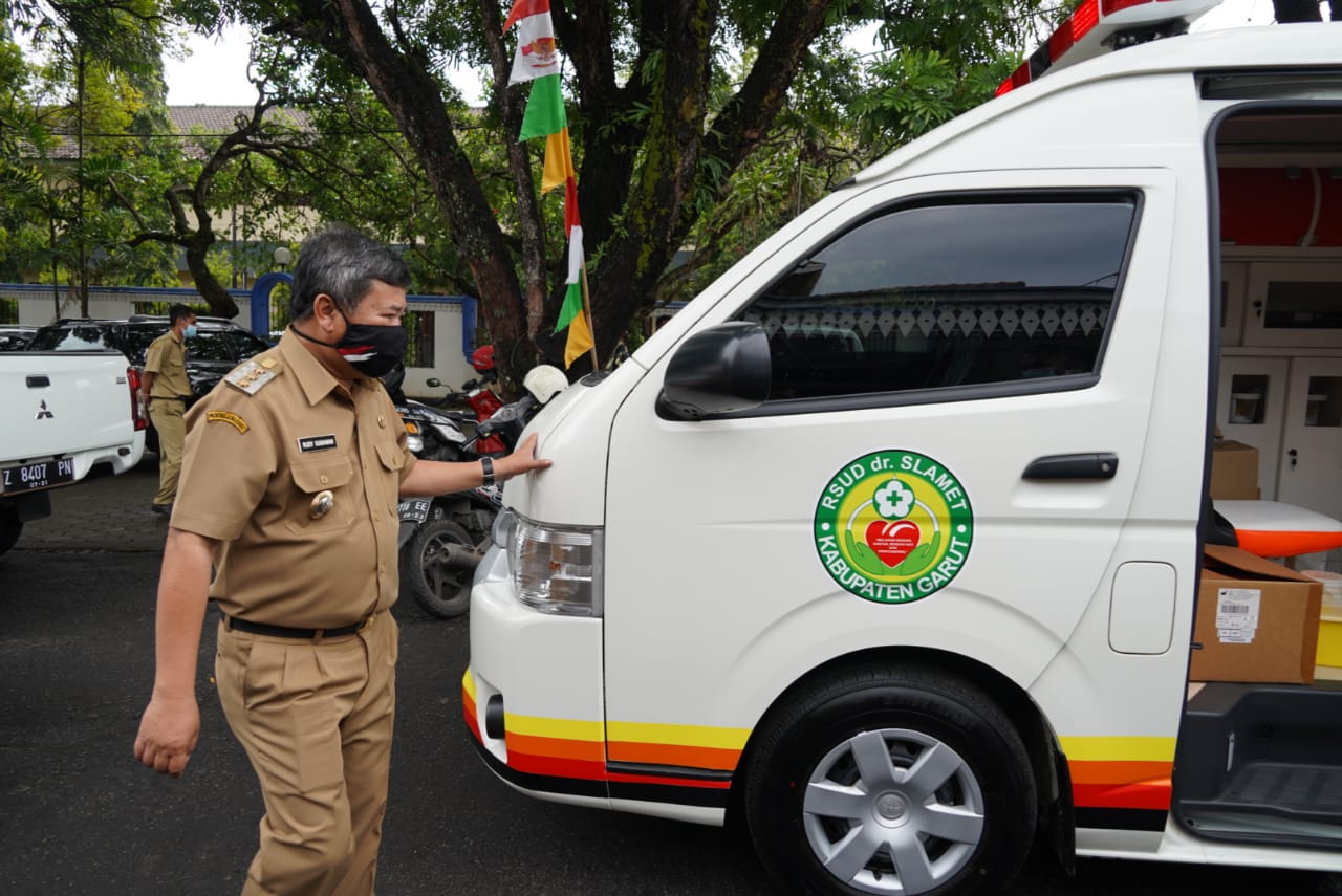 Bupati Garut, Rudy Gunawan, mengecek langsung kondisi mobil ambulans VIV yang baru saja datang berikut kelengkapannya di halaman Pendopo Garut, Jalan Kabupaten, Kecamatan Garut Kota, Kabupaten Garut, Senin (26/10/2020). (Foto: Andre/dara.co.id)