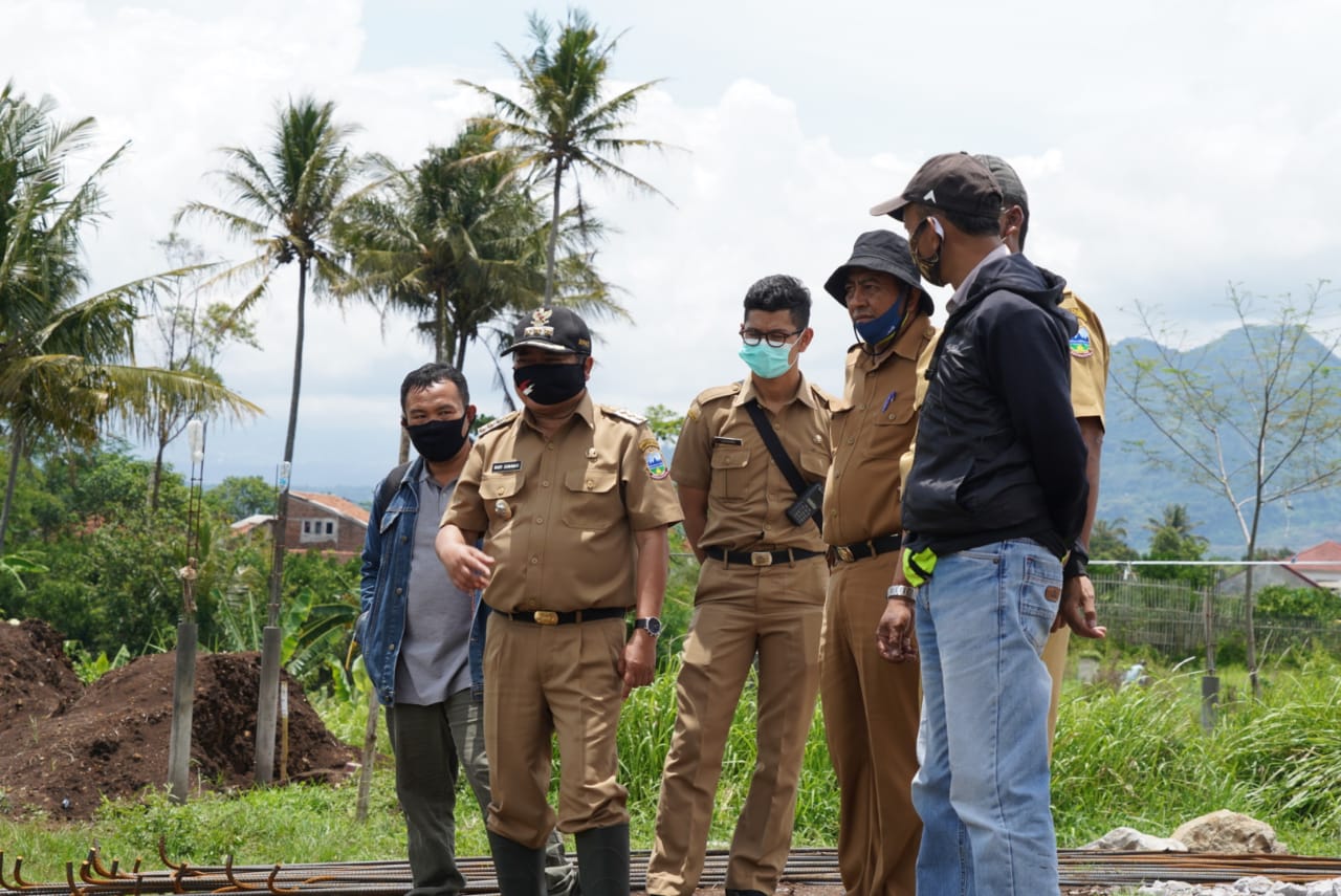 Bupati Garut, Rudy Gunawan, mengecek lokasi tempat pembangunan jalan baru atau jalan alternatif di lingkar Cipanas, mulai dari Jempatan Ciojar Rancabango hingga Copong, Senin (26/10/2020). (Foto: Andre/dara.co.id)