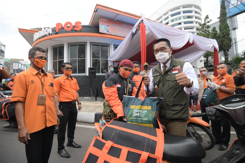 Gubernur Jawa Barat, Ridwan Kamil, saat memantau pendistribusian bansos provinsi tahap tiga bagi masyarakat terdampak Covd-9 di Kantor Pos Garut, Jalan Ahmad Yani, Kecamatan Garut KOta, Kabupaten Garut (Foto: Andre/dara.co.id)