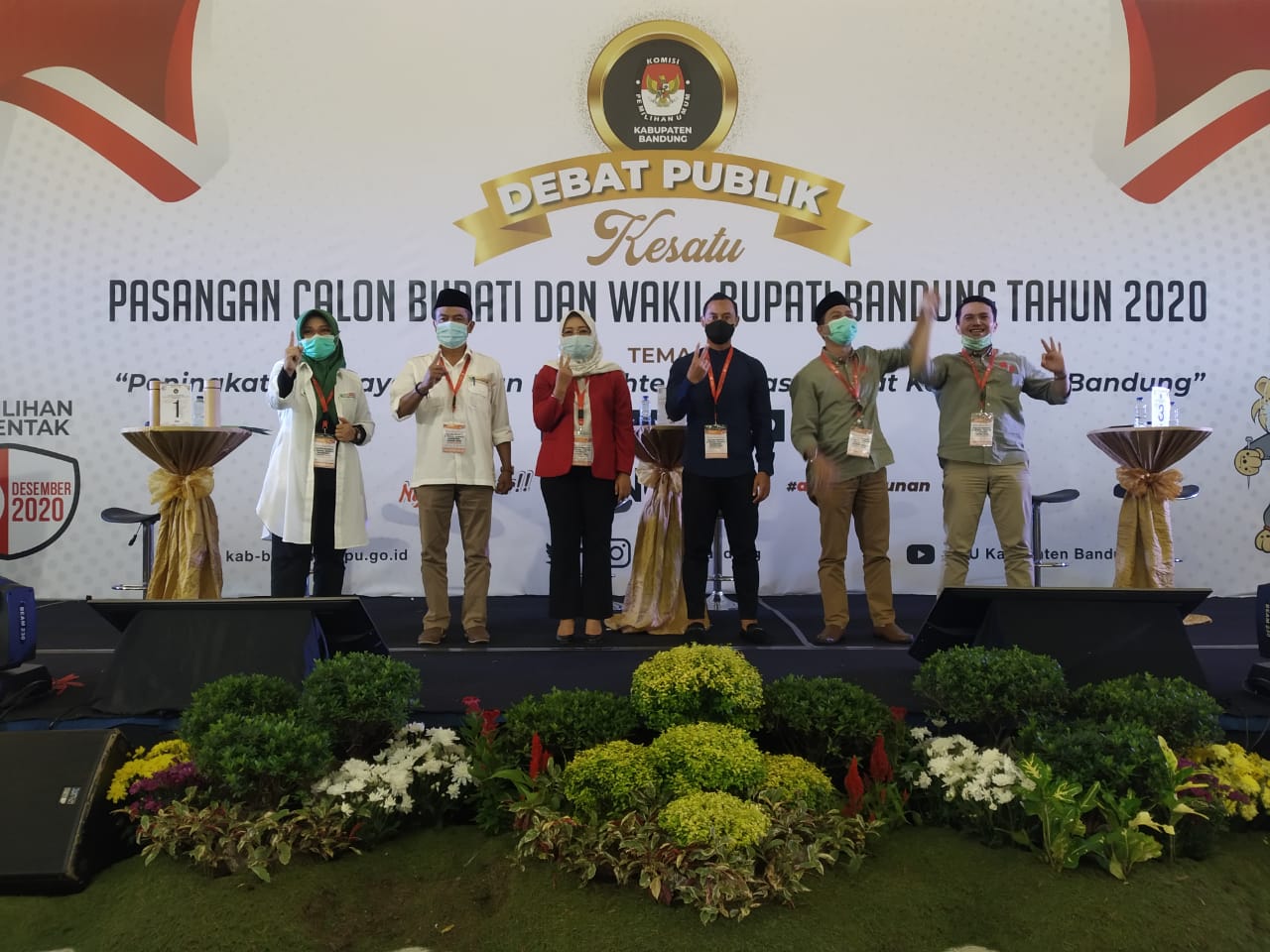 

Tiga Pasangan Calon Bupati dan Wakil Bupati Bandung, berfoto bersama usai mengikuti Debat Publik yang diselenggarakan di Kopo Square, Margahayu, Sabtu (31/10/2020). (Foto : Istimewa)