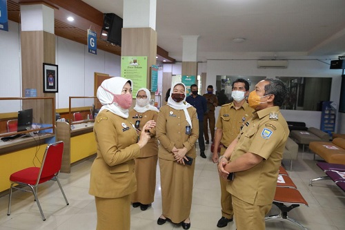 Wakil Wali Kota Bandung Yana Mulyana (kanan) meninjau langsung Kantor Disdukcapil Kota Bandung, Senin (26/10/2020) (Foto: Avila/dara.co.id)