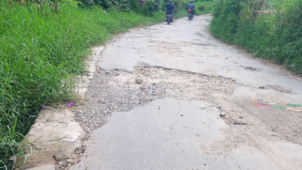 Kondisi jalan di kampung Ciputri Desa Langensari, Kabupaten Bandung Barat, Jawa Barat sangat parah
(purwanda/dara.co.id)
