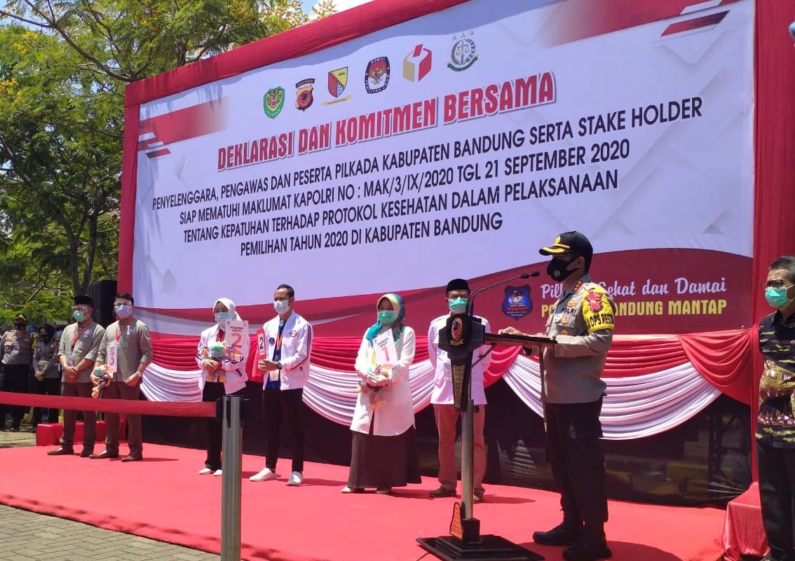 
Kapolresta Bandung, Kombes Pol. Hendra Kuriniawan membacakan Maklumat Kapolri dihadapan tiga pasangan calon bupati/wakil bupati Bandung, di Hotel Sutan Raja, Soreang, Kabupaten Bandung, belum lama ini. (Foto : dok/dara.co.id)
