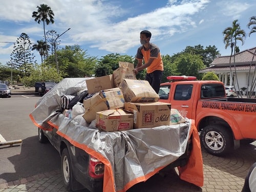 Petugas BPBD Kabupaten Cianjur saat akan mendistribusikan sejumlah bantuan bagi masyarakat terdampak bencana di Kecamatan Leles dan Agrabinta. (Foto: Purwanda/dara.co.id) 