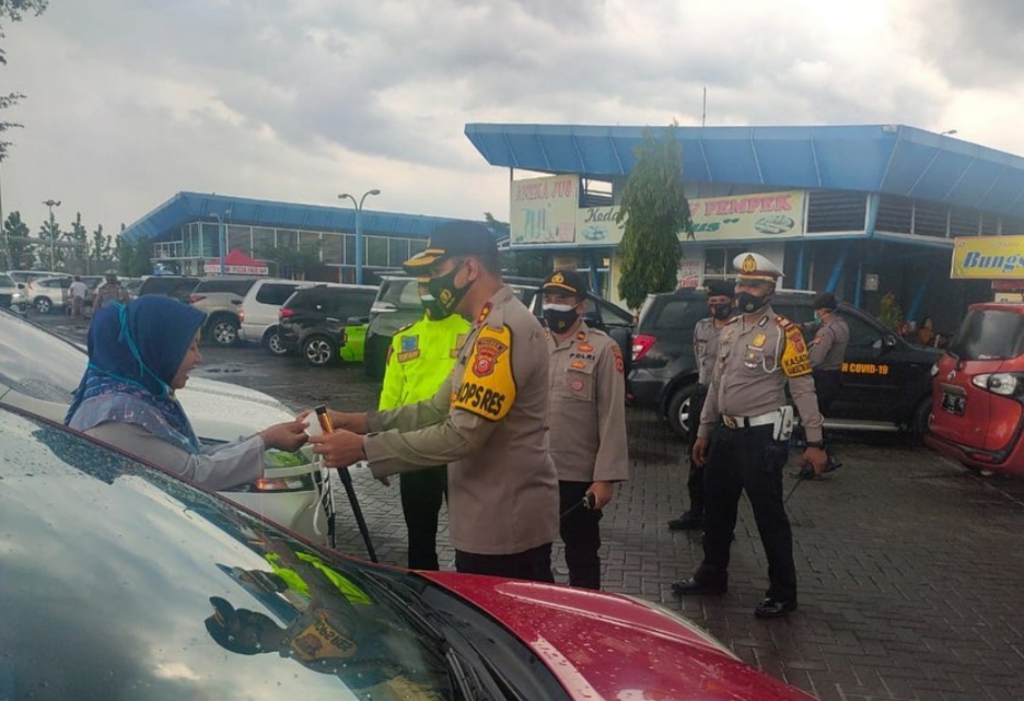 
Kapolres Majalengka AKBP Bismo Teguh Prakoso membagikan masker gratis di rest area, Minggu (1/11/2020). (foto : yohanes/dara.co.id)
