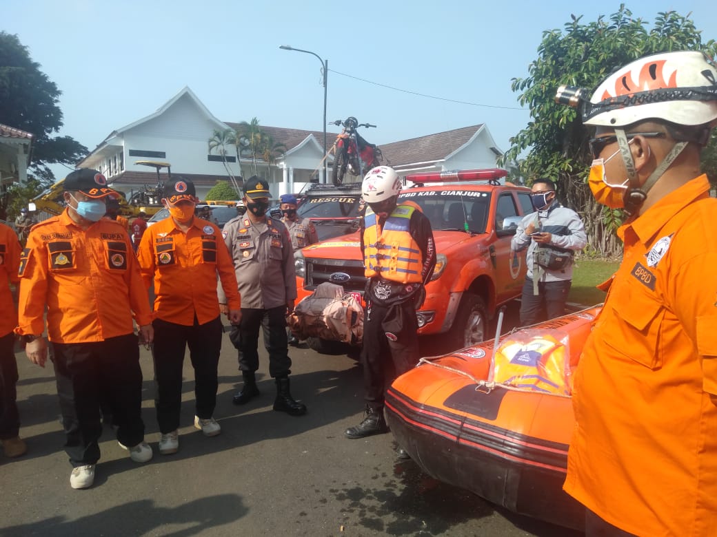 Pjs Bupati Cianjur, Dudi Sudrajat Abdurrachim saat meninjau kesiapan personel dan sarana prasarana dalam menghadapi bencana (Foto: Purwanda/dara.co.id)