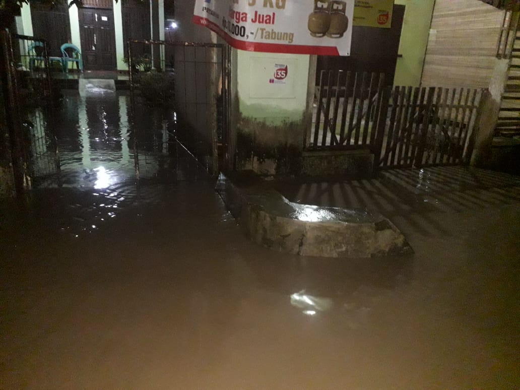 Banjir menerjang ratusan rumah di empat kecamatan di Cianjur (Foto: Purwanda/dara.co.id)