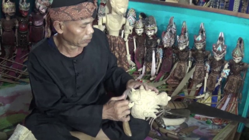 Abah Ishak, seorang pengrajin wayang golek saat membuat salah satu tokoh pewayangan di teras rumahnya di kawasan Ciranjang, Cianjur (Foto: Purwanda/dara.co.id)