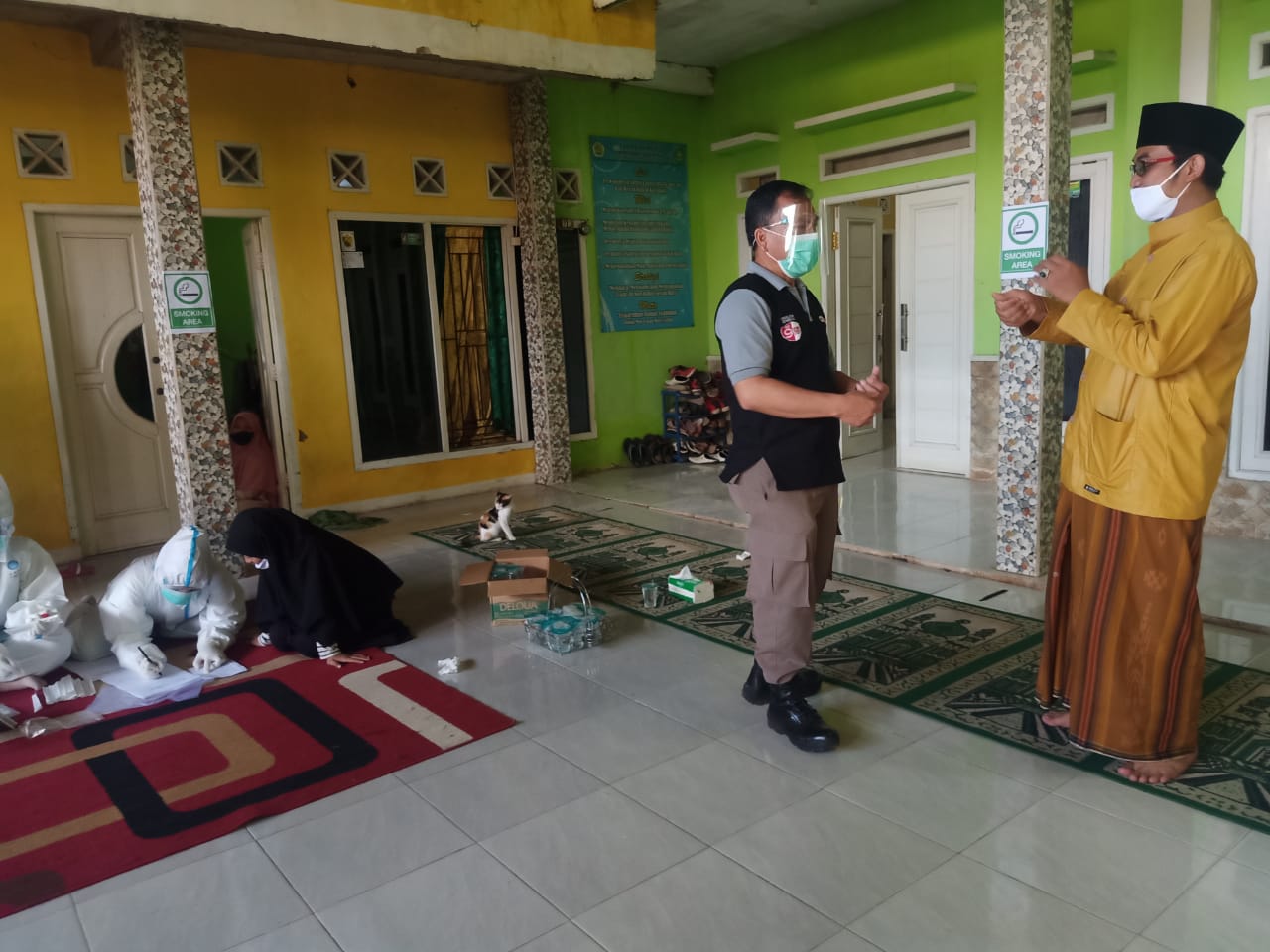 Tim Medis dari Puskesmas dan Dinas Kesehatan Kabupaten Cianjur saat melakukan pemeriksaan tes usap (Swab) terhadap belasan santri di salah satu pesantren di Kecamatan Cilaku, Cianjur (Foto: Purwanda/dara.co.id). 
