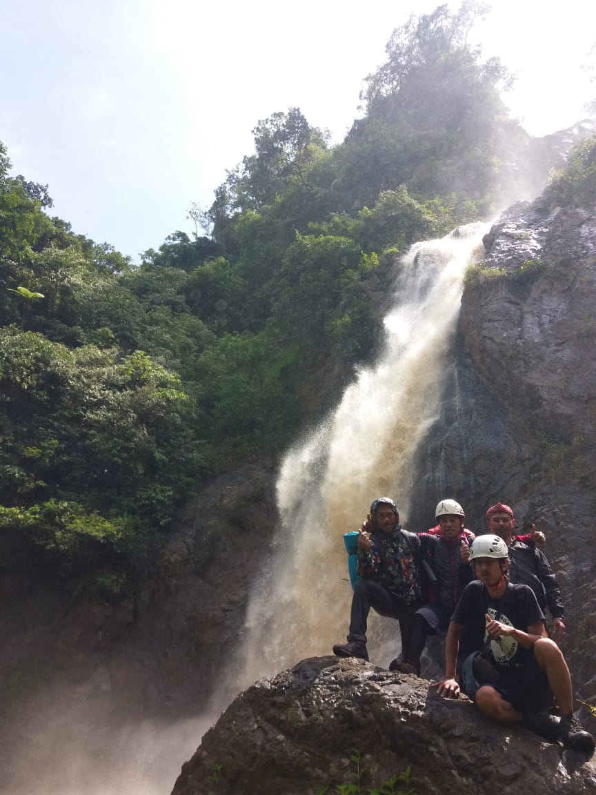 Salah satu air terjun di wilayah selatan yang berhasil diabadikan Tim Survei Pemandu Gunung Jabar (Foto: Heni Suhaeni/dara.co.id)