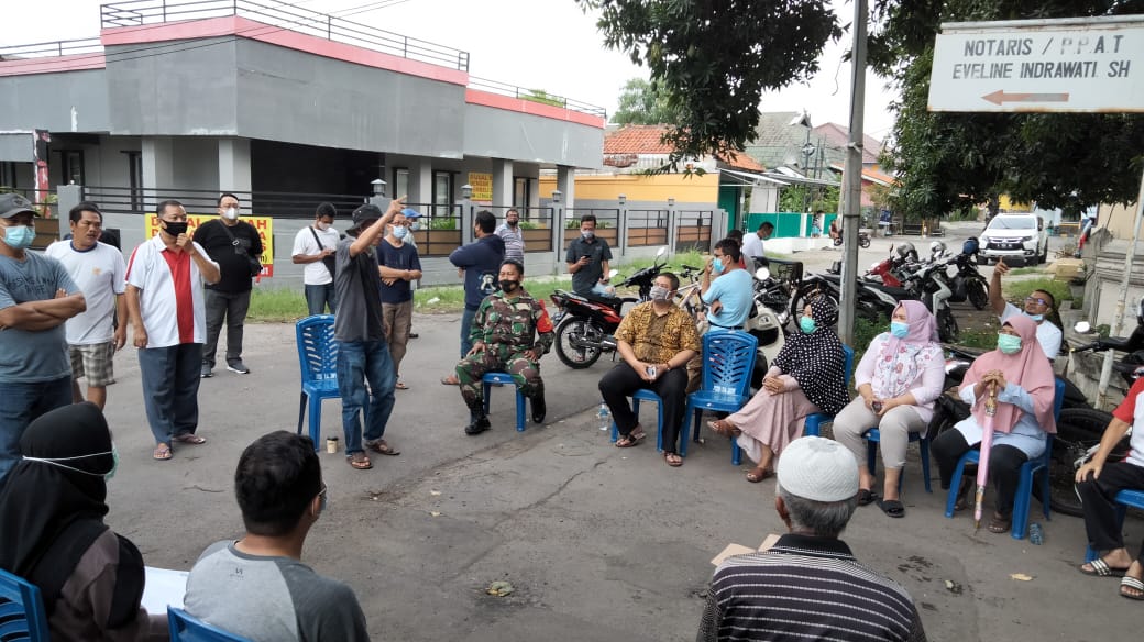 Warga  Sutawinangun
tolak isolasi mandiri di sebuah hotel (Foto: Bambang Setiawan/dara.co.id)