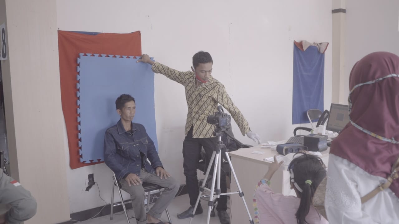 Suasana pelayanan administrasi kependuduk di Gedung Kantor Disdukcapil Kabupaten Garut, (Foto: Andre/dara.co.id)