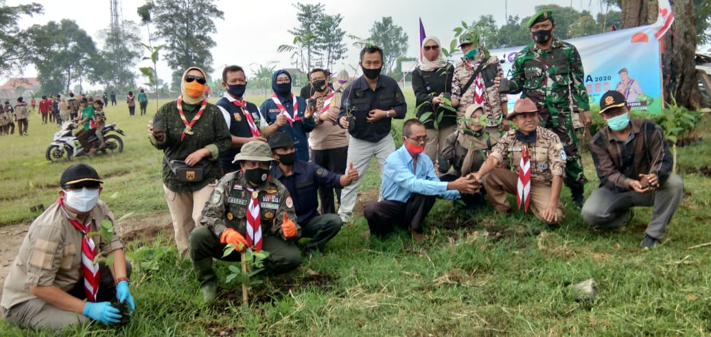 Ketua Kwarcab Pramuka KBB Aseng Junaedi, bersama Dinas Kehutanan Jabar, RSJ Jabar serta Muspika Cisarua saat melakukakan penanaman pohon di Buper RSJ (Foto: Istimewa)
