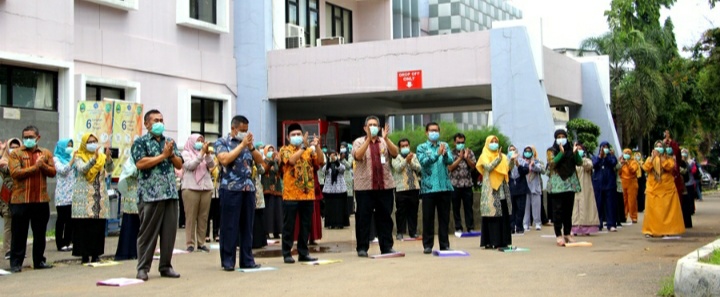 Wakil Bupati Subang Agus Masykur Rosyadi didampingi Wakil Ketua TP PKK Kabupaten Subang Ega Agustine Rosyadi, Direktur RSUD Subang dr. Ahmad Nasuhi berserta jajaran pejabat RSUD Subang, beberapa para dokter, perawat dan pegawai RSUD Subang turut serta memperingati kegiatan Hari Kesehatan Nasional (HKN) ke-56 tahun 2020 dengan melakukan Gerakan tepuk tangan selama 56 detik di halaman depan Instalasi Rawat Jalan Rumah Sakit Umum Daerah (RSUD) Ciereng Subang (Foto: Yudi/dara.co.id)