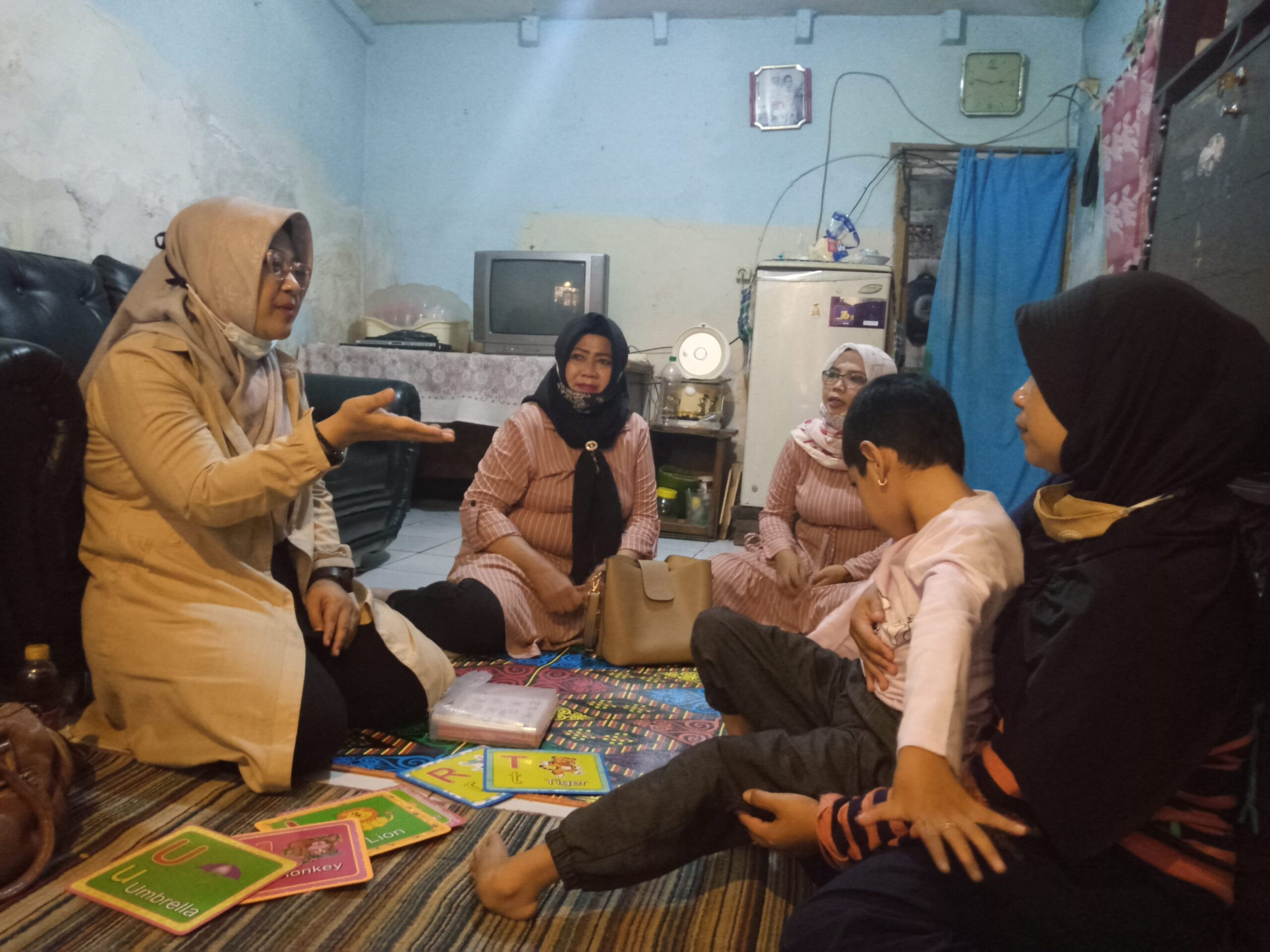 Teh Nia saat mengujungi salah satu disabilitas di Bojongsoang (Foto: Istimewa)