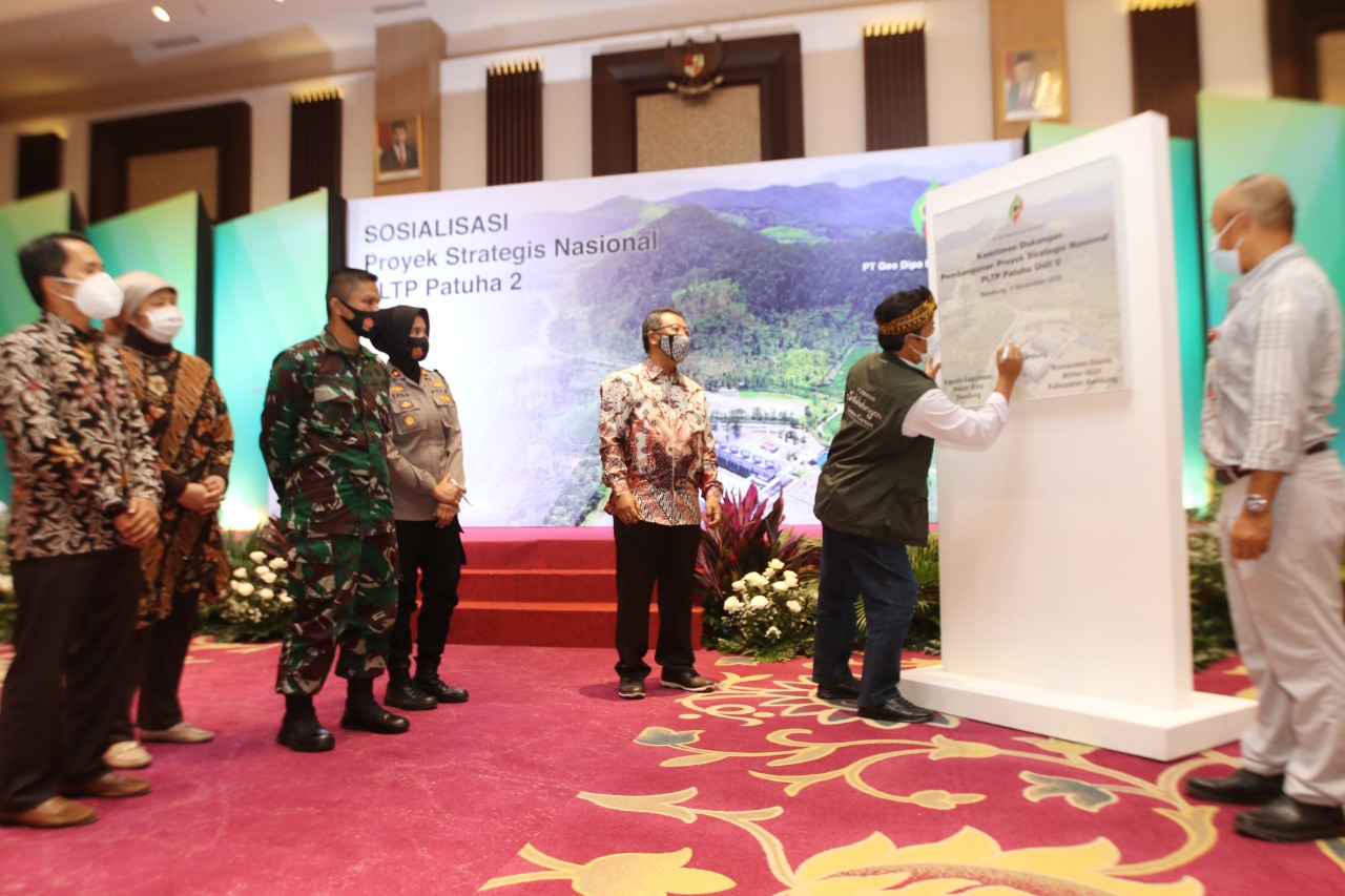 
Bupati Bandung H Dadang M Naser menandatangani prasasti  Proyek Strategis Nasional Pembangkit Listrik Tenaga Panas Bumi (PLTP) Patuha Unit II di Grand Sunshine, Soreang, Rabu (4/11/2020). (Foto : Humas Kab. Bandung)
