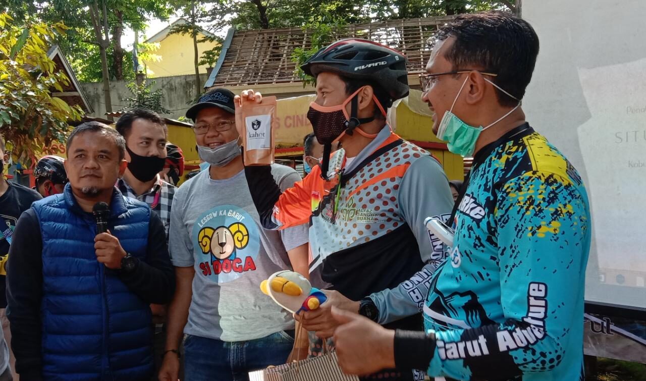 Sandiaga Uno dan Wakil Bupati Garut, dr Helmi Budiman, menyimak persentasi master plane perencanaan penataan objek wisata Situ Bagendit (Foto: Andre/dara.co.id)