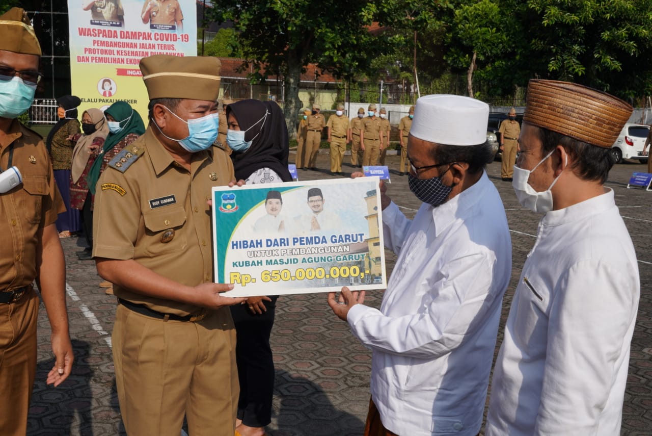 Bupati Garut, Rudy Gunawan, secara simbolis menyerahkan langsung bantuan sebesar Rp 650 juta untuk renovasi Masjid Agung Garut kepada Ketua DKM Masjid Agung Garut, KH. K.H. A Mimar Hidayatullah (Foto: Andre/dara.co.id)