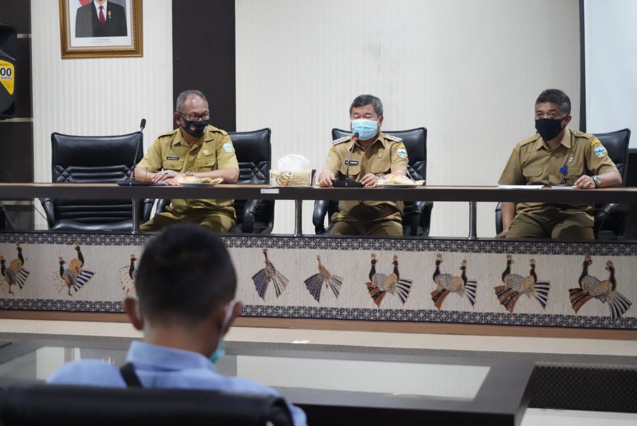 Bupati Garut, Rudy Gunawan, didampingi Kepala Bakesbangpol Garut dan  Kabid Disperindag dan SDM menerima audensi dari elemen masyarakat yang tergabung dalam MG (Masyarakat Garut), di Ruang Rapat Setda, Kabupaten Garut (Foto: Andre/dara.co.id)