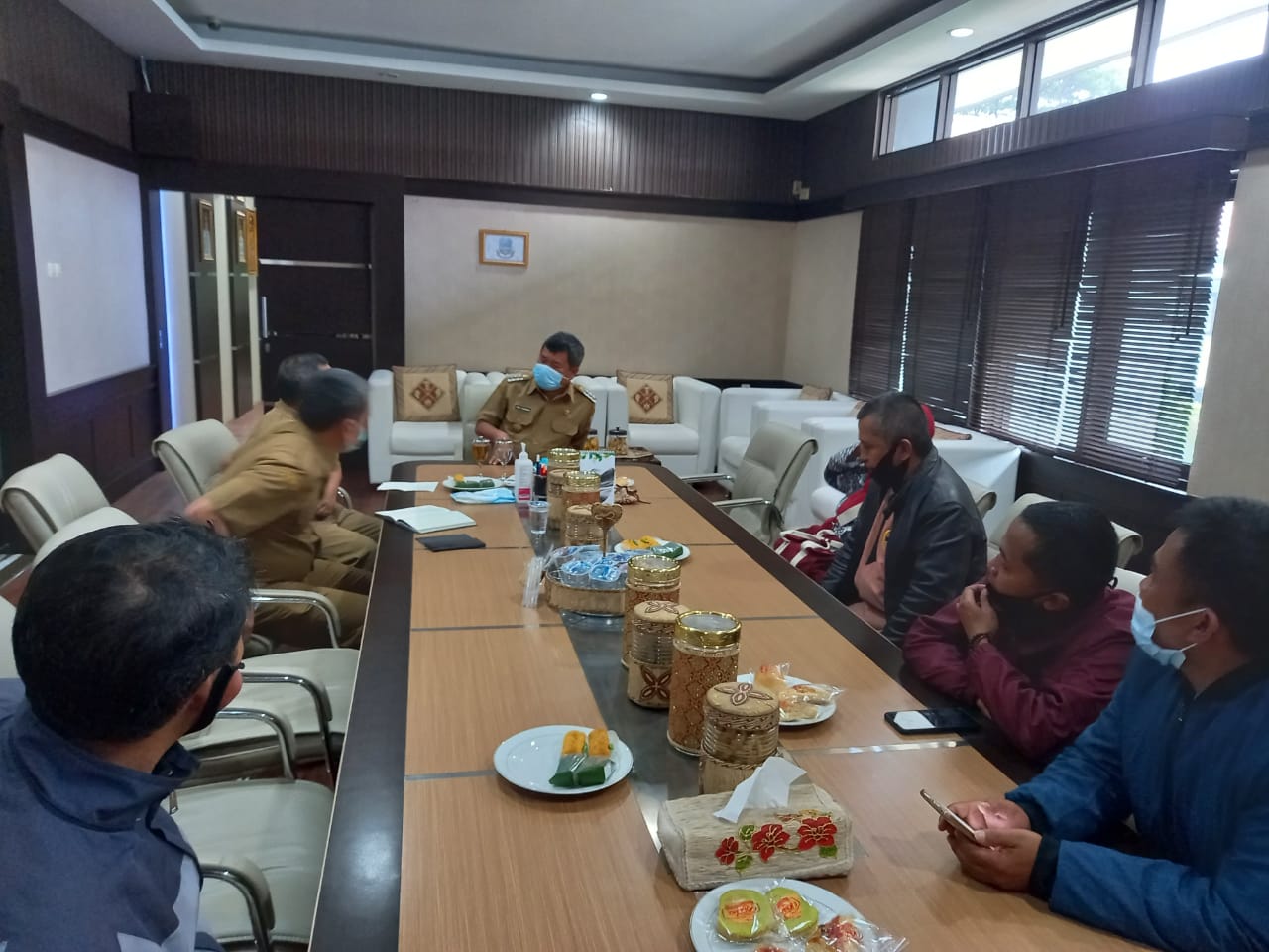 Sejumlah perwakilan guru bantu saat berdialog dengan Bupati Garut, Rudy Gunawan, di Kantor Bupati Garut, Jalan Pembangunan, Kabupaten Garut, Senin (9/11/2020). (Foto: Andre/dara.co.id)