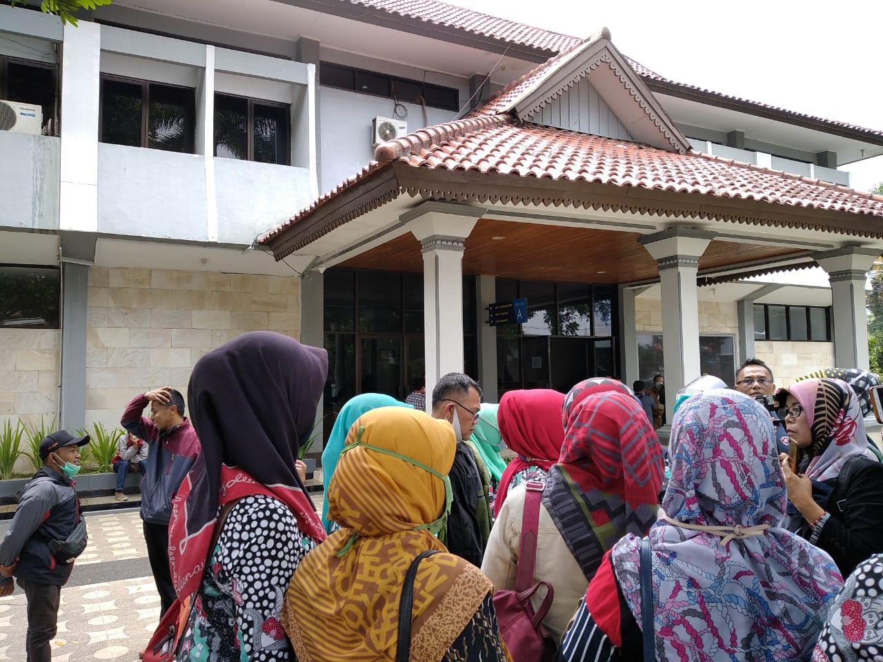 
Puluhan guru bantu (GB) di Kabupaten Garut mendatangi Kantor Bupati Garut di Jalan Pembangunan, Kabupaten Garut, Jawa Barat Senin (9/11/2020). (Foto : andre/dara.co.id)
