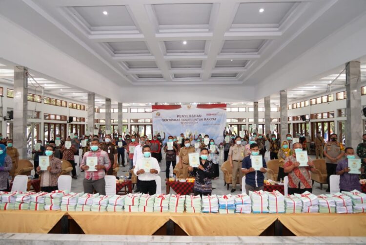 Penyerahaan sertifikat tanah PTSL (Pendaftaran Tanah Sistematis Lengkap) kepada masyarakat di Gedung Pendopo, Kabupaten Garut, Senin (9/11/2020). Pembagian sertifikat ini diresmikan Presiden RI, Ir. Joko Widodo. (Foto : andre/dara.co.id)

