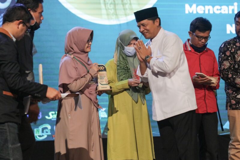 

Bupati Bandung Dadang M Naser menyapa sejumlah peserta Seminar dan Launching perdana Buku ‘Persis Di Era Millenium Kedua’ di Gedong Budaya Sabilulungan (GBS) Soreang, Selasa (10/11/2020).(Foto : Bagian Humas Pemkab Bandung)
