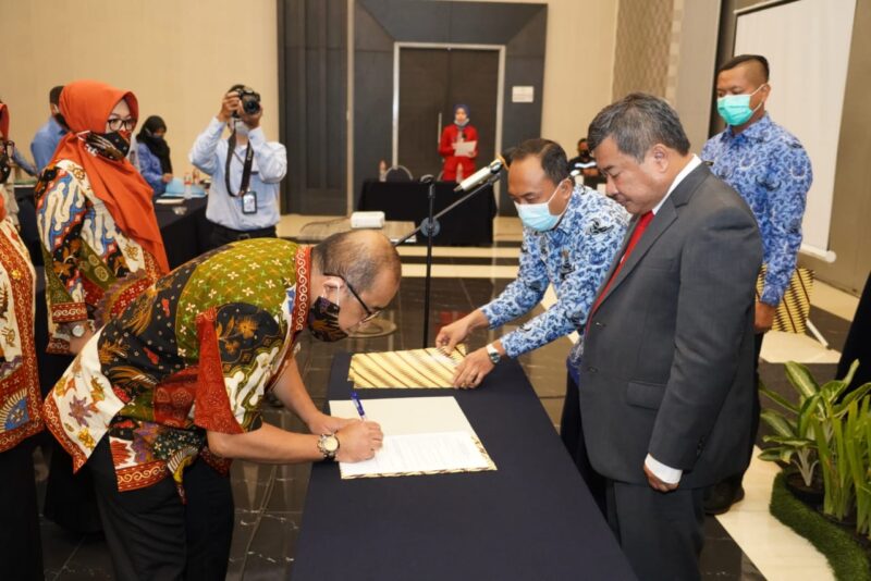 Bupati Garut, Rudy Gunawan, melantik dan mengambil sumpah Anggota Dewan Pengawas Perumda BPR Garut, di Ballroom Hotel Harmoni, Kabupaten Garut (Foto: Andre/dara.co.id)