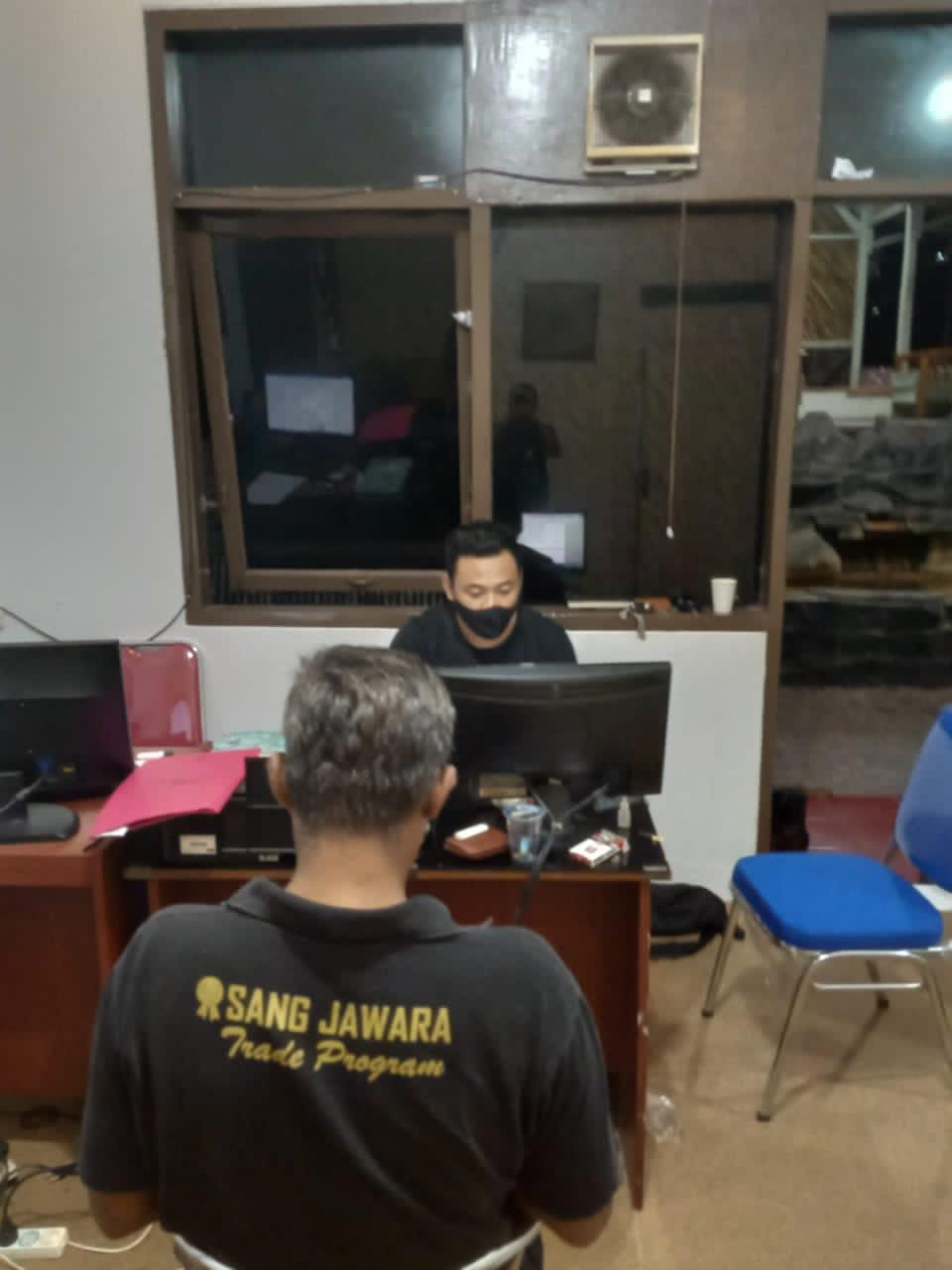 Tersangka ARH alias AB saat menjalani pemeriksaan di unit Satnarkoba Polres Garut, Jalan Sudirman, Kabupaten Garut (Foto: Andre/dara.co.id)