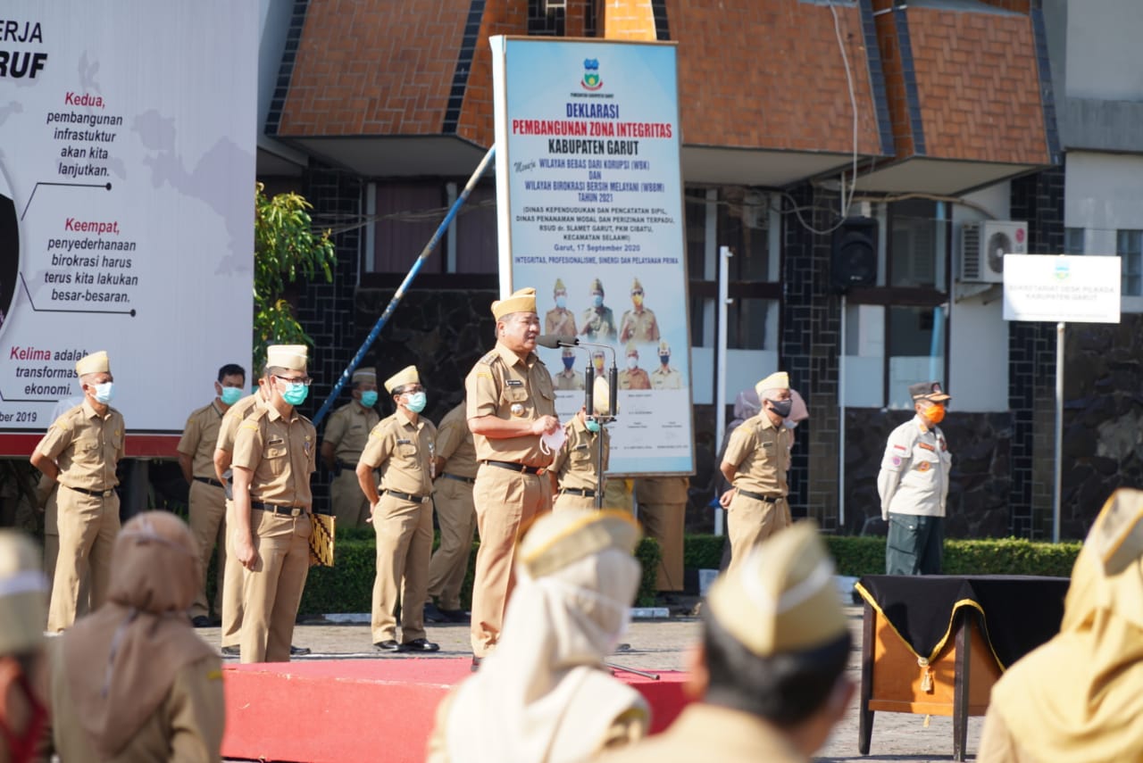 Bupati Garut, Rudy Gunawan, melantik 3 Pejabat Tinggi Pratama dalam apel gabungan yang dilaksanakan di Lapangan Setda Kabupaten Garut, Jalan Pembangunan, (Foto: Andre/dara.co.id)